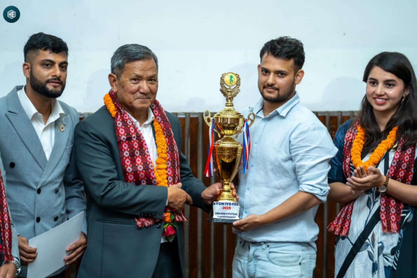 मन्त्री गुरुङद्वारा फुटसल विजेता युरेकालाई ट्रफी हस्तान्तरण